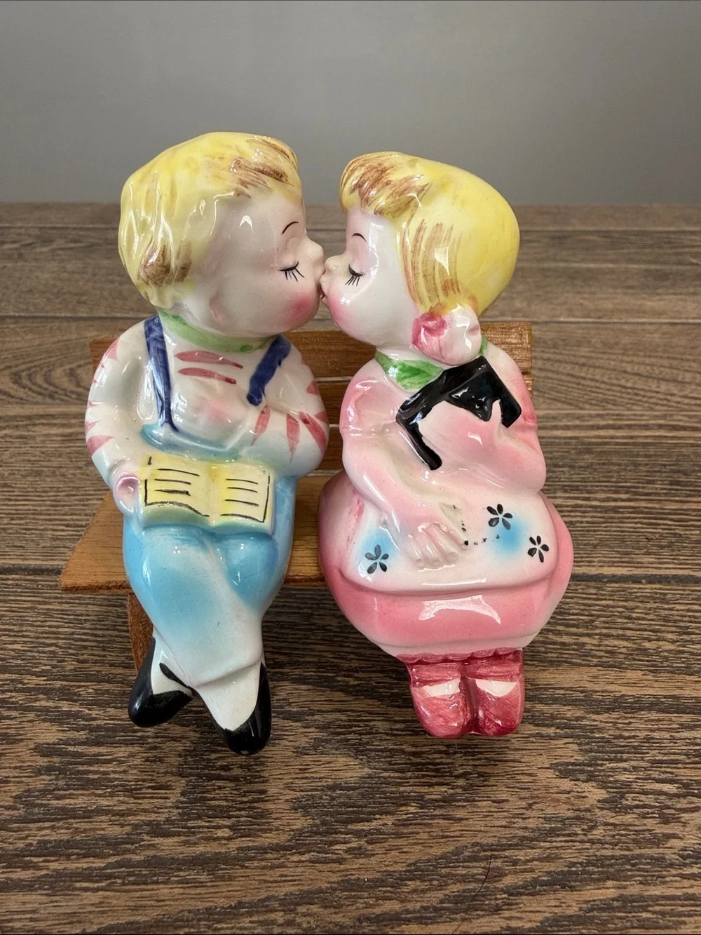 Mid-Century 3-Piece Salt Pepper Shakers Girl Boy Kissing Japan Vtg Shelf Sitters